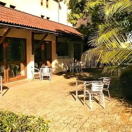 Hotell Brit Confort Pau