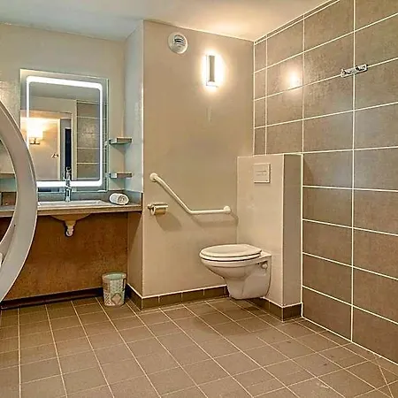 Brit Confort Pau Hotel 3*