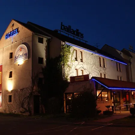 Brit Confort Pau מלון 3*