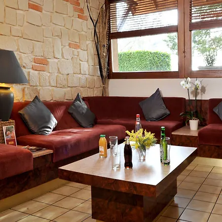 Hotel Brit Confort Pau 3*